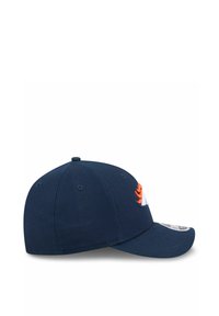 Dunkelblaues Basecap mit gebogenem Schirm, das auf der Vorderseite ein orange-weiß gesticktes Logo und Belüftungsöffnungen auf der Krone hat.