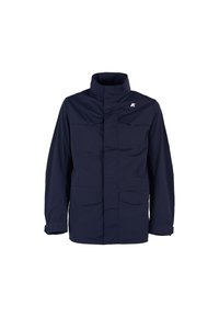 Giacca impermeabile blu navy con colletto alto, due tasche sul petto, tasche laterali e polsini regolabili. Tessuto liscio e design semplice.