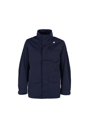 Marineblauwe waterdichte jas met een hoge kraag, twee borstzakken, zijzakken en verstelbare manchetten. Gladde textuur en eenvoudig ontwerp.