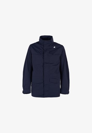 Marineblauwe waterdichte jas met een hoge kraag, twee borstzakken, zijzakken en verstelbare manchetten. Gladde textuur en eenvoudig ontwerp.