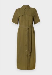 Abito camicia color khaki, maniche corte, con bottoni frontali, due tasche sul petto, vita con cintura, lunghezza media, tessuto dalla texture morbida.
