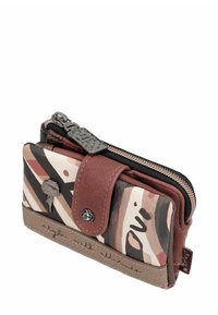 Billetera compacta que presenta una combinación de tela marrón y estampada. Acentos texturizados y un cierre de cremallera plateado con herrajes decorativos.
