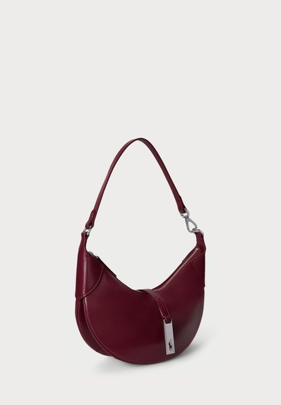 Geantă din piele burgundy cu formă curbată, accesorii din argint și închidere cu fermoar. Prezintă o singură curea de umăr și un accent subtil al logo-ului.