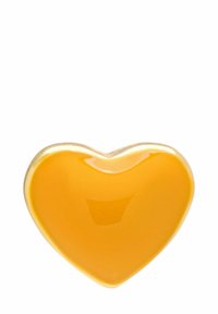 Gul hjärtformad emaljnål med en blank yta och subtilt guldomslag, med mjuka kurvor och en solid färg.