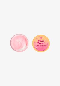Burro per il corpo swirl in un contenitore trasparente che mostra una consistenza cremosa rosa e bianca. Il coperchio giallo presenta grafiche di agrumi e il nome del prodotto.