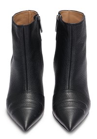 Czarne skórzane botki za kostkę z teksturowanym wykończeniem, spiczastym czubkiem, zamek błyskawiczny oraz dyskretnymi poziomymi szwami.