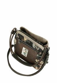 Bruine leren en stoffen crossbodytas met een bloemmotief, een voorvak met rits en dubbele handvatten om mee te dragen.