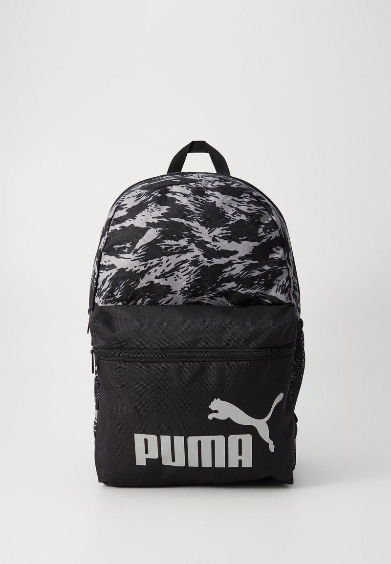 Sac à dos noir en tissu léger, avec un motif abstrait gris sur le dessus, une poche zippée à l'avant et un logo Puma blanc bien visible.