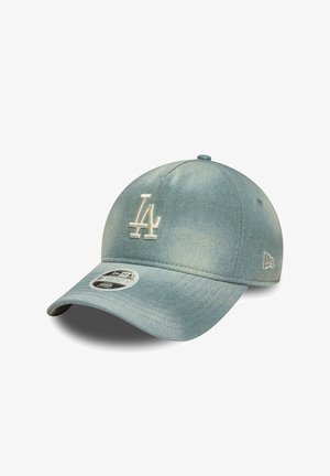Cappellino da baseball in denim azzurro chiaro con logo "LA" ricamato in bianco sulla parte anteriore e visiera curva, adesivo New Era sulla visiera.
