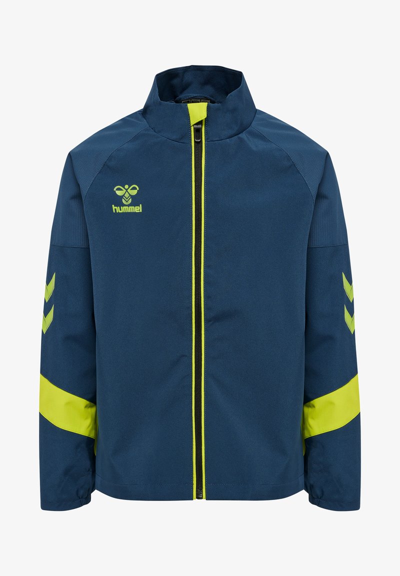 Marinblå lättviktsjacka med hög krage, gula detaljer och dragkedja fram. Har chevronmönster på ärmarna och är tillverkad av andningsbart material.