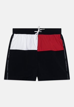 Costumi da bagno a blocchi di colore in nero, bianco e rosso. Vita elastica con cordoncino, tasche laterali e dettaglio del logo sull'orlo. Tessuto leggero.