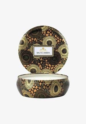 Rund baltisk ravduftende lys i sort og guld floral dåse med matchende låg, indeholdende tre hvide voks væger.