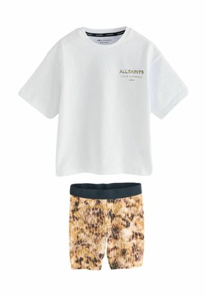 Vit bomullströja med "ALLSAINTS"-logotyp i guld på bröstet, kombinerad med leopardmönstrade shorts med svart midja.