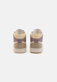 Sneaker alte in pelle beige, viola e crema, con un colletto imbottito, sovrapposizioni testurizzate e una suola in gomma con battistrada decorato.