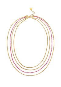 Collar de oro con tres cadenas superpuestas, que presenta cuentas rosas y doradas. Las cadenas varían en textura y grosor, con un cierre y una cadena extensora.