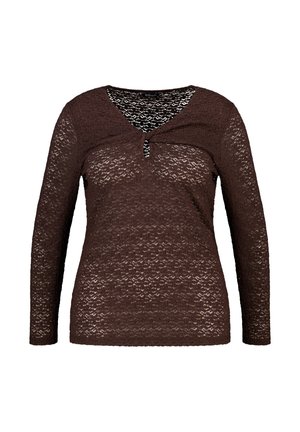 Top en dentelle marron à manches longues avec encolure en V et petit détail œillet, motif floral semi-transparent, silhouette ajustée.