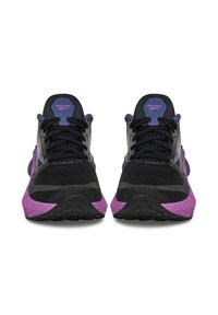 Fekete Reebok futócipő pár lila középtalppal és fekete fűzőkkel, elölnézetből, fehér háttér előtt.