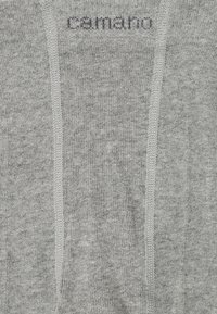 Calze grigie lavorate a maglia con punte e talloni rinforzati. La parte superiore presenta il nome del marchio "camano" in lettere grigie scure. Texture morbida, lunghezza standard.