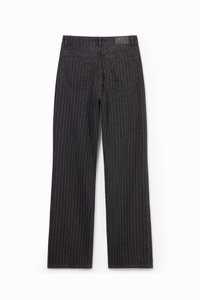 Mustad pinstripe teksad sirge säärega, millel on tekstureeritud kangas ja kaks tagumist taskut, nähtav õmblus ja brändi logoga vöökoht.