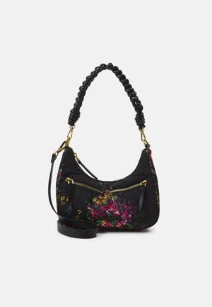 Borsa nera trapuntata con manico intrecciato, motivo floreale rosa e giallo, due tasche frontali con zip con componenti dorati e una tracolla aggiuntiva anellata sotto.