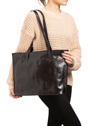 Zwarte leren tote bag met een glanzende afwerking, twee handvatten en een rechthoekige vorm. Gladde textuur met contrasterende stikdetails.