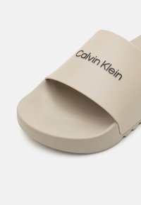 Calvin Klein CHUNKY POOL SLIDE - Mules - feather gray