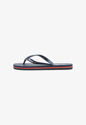 Chanclas azul marino con raya naranja y roja en el borde de la suela, plantilla texturizada y logo "ellesse" en la tira entre los dedos.