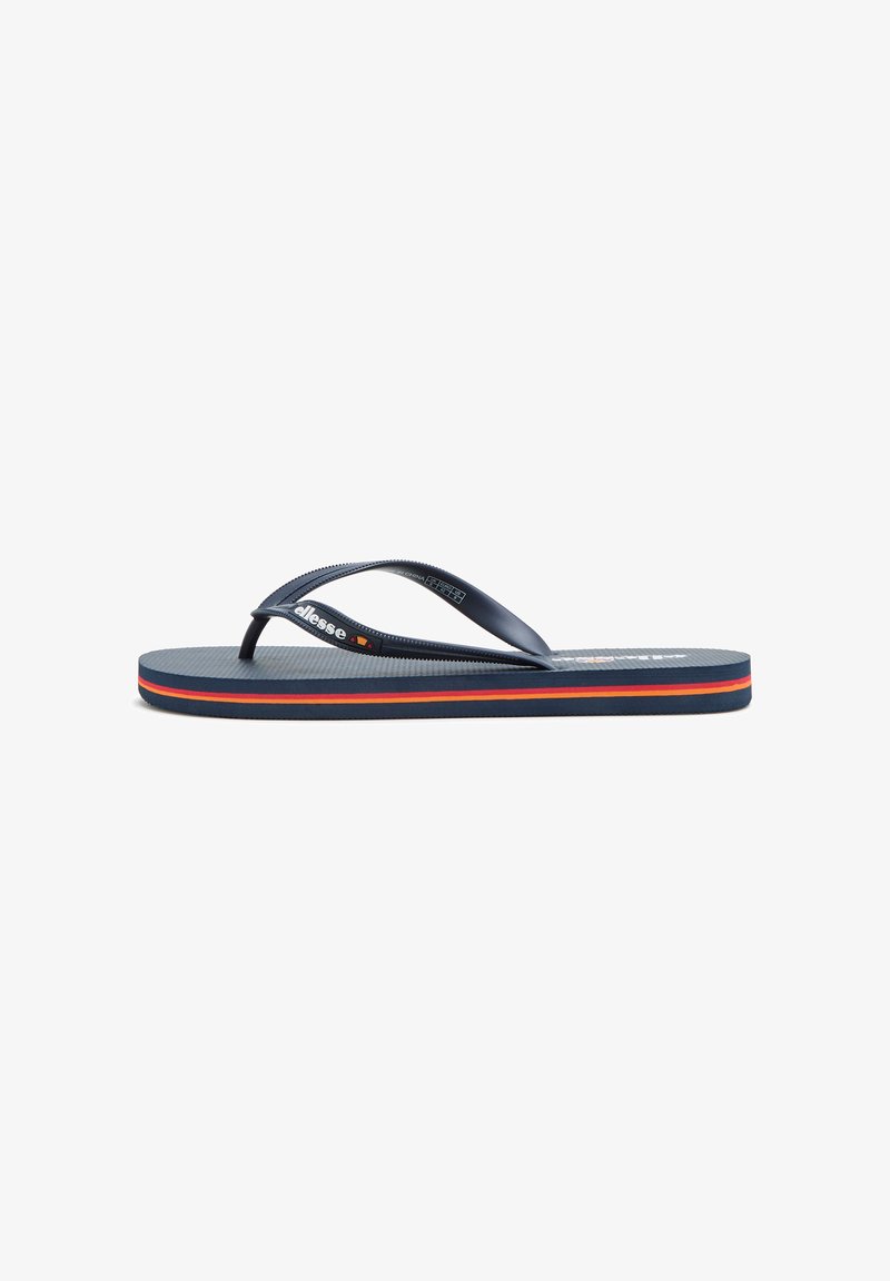 Tongs bleu marine avec une bande orange et rouge sur le bord de la semelle, semelle intérieure texturée et logo « ellesse » sur la bride entre les orteils.