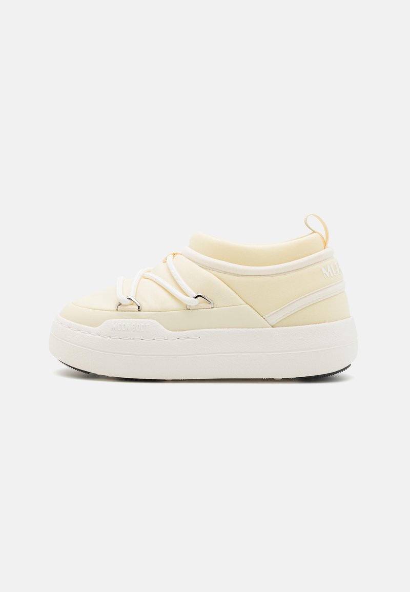 Sneaker platform in giallo chiaro, caratterizzato da un materiale liscio, design arrotondato, lacci elastici e dettaglio del logo sul lato. Suola bianca.