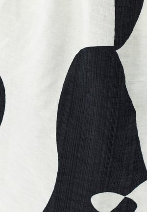 Schwarz-weißer Stoff mit großem, abstraktem Muster. Die Textur wirkt gewebt und zeigt eine glatte Oberfläche mit leichtem Glanz.