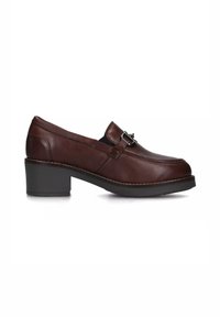Scarpe in pelle marrone con tacco a blocco, dettagli cuciti e componenti in tono argento, con punta arrotondata e design slip-on.