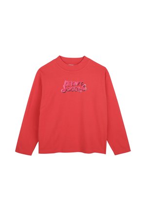 Rood shirt met lange mouwen, een ronde hals en een roze 3D-stijl "Marc Jacobs" logo gecentreerd aan de voorkant.