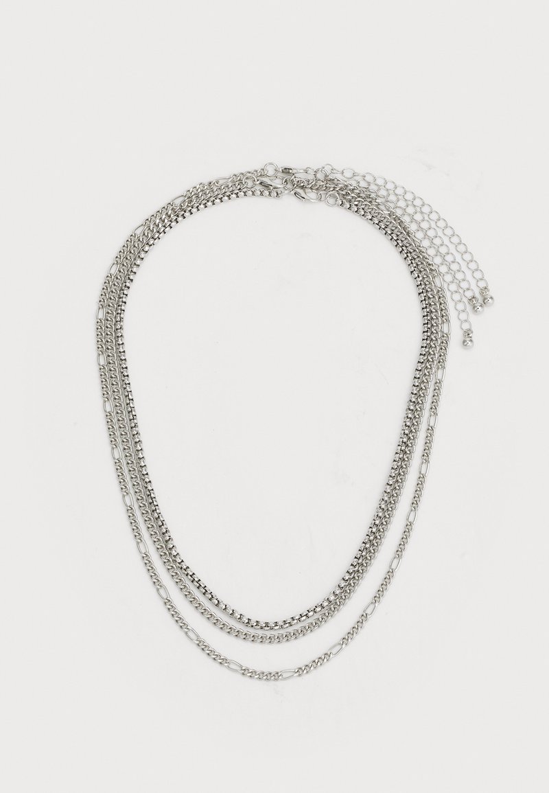 Sidabrinė daugiagyslė apyrankė, kurioje derinami įvairūs grandinės stiliai, įskaitant dėžutės ir belcher tipo jungtis, su tekstūruotu paviršiumi ir reguliuojamu užsegimu.