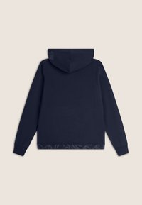 Sudadera de un oscuro color navy con una textura suave, que cuenta con capucha, mangas largas y un dobladillo inferior con patrón. Diseño sencillo sin hardware visible.