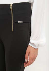 Guess Tygbyxor - black