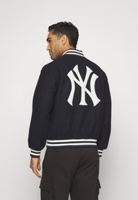 New Era MLB NEW YORK YANKEES PATCH VARSITY  - Vereinsmannschaften - navy/white