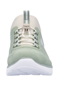 Baskets de sport vert clair avec une surface lisse semblable à du daim, des lacets élastiques, une semelle blanche et une languette à rayures.