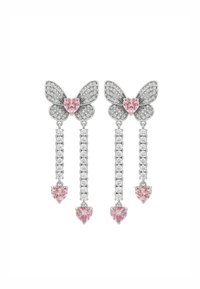 Orecchini a forma di farfalla in argento con pietre centrali a forma di cuore rosa e pendenti che presentano accenti di gemme chiare e rosa. Design delle ali intricato.