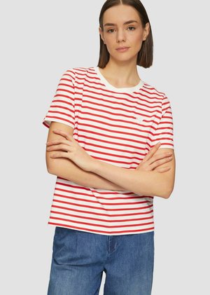 T-shirt rayé rouge et blanc avec un col rond et des manches courtes. Tissu doux, coupe décontractée, avec un petit logo sur la poitrine.