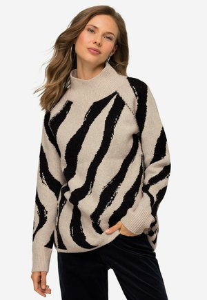 Strickpullover mit hohem Kragen, mit einem beigen Grundton und schwarzen Zebrastrichen. Weicher Stoff mit gerippten Bündchen und lockerer Passform.
