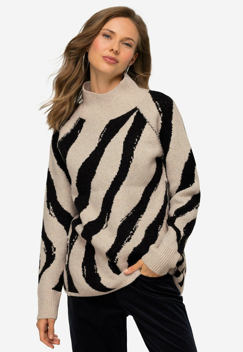 Strickpullover mit hohem Kragen, mit einem beigen Grundton und schwarzen Zebrastrichen. Weicher Stoff mit gerippten Bündchen und lockerer Passform.