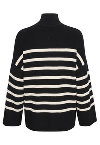 Jersey de punto a rayas blanco y negro con cuello alto, mangas anchas y un corte holgado, que presenta rayas horizontales y una textura acanalada.