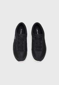 Zwarte sportieve schoenen met een mix van suede en mesh materialen, een ronde vorm, platte rubberen zolen en een vetersluiting met logodetail.