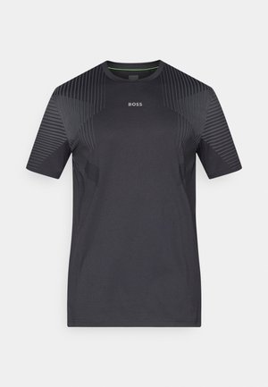 Tmavošedé športové tričko vyrobené z hladkej látky, s okrúhlym výstrihom a horizontálnym prúžkovaním na pleciach. Logo značky vpredu.