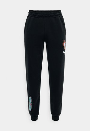 Zwarte joggingbroek met elastische tailleband en boorden, voorzien van het Portugese wapen en het Puma-logo op de rechterdij en de tekst "Portugal" op het linkerbeen.
