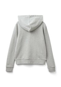 Sudadera con capucha gris de textura suave, con puños y dobladillo acanalados. Presenta un diseño minimalista y un estilo clásico de sudadera.