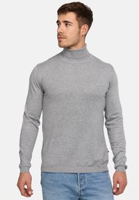 Grauer Rollkragenpullover, lange Ärmel, aus weichem Strickmaterial mit gerippten Bündchen und Saum, enganliegendes Design, minimale Branding an der Seite.