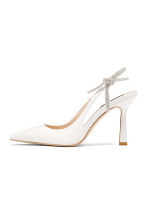 Décolleté bianca con tacco alto, punta affusolata, pelle liscia, design slingback e un nastro glitter argento alla caviglia.