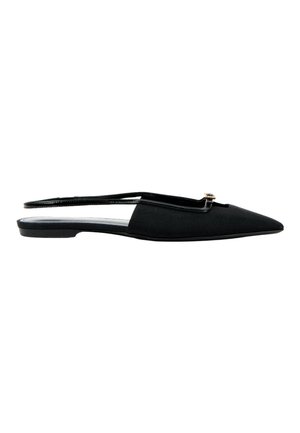 Musta kärjest kärjest kärkinen tasapohjainen slingback-kenkä, jossa ohut remmi ja pieni koristeellinen solki valkoisella taustalla.