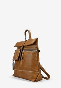 Mochila de cuero marrón con cierre de solapa, bolsillo frontal con cremallera y correas ajustables. Presenta una textura suave y un diseño minimalista.